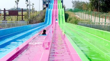 Giri di corsa variopinti del parco dell'acqua, centri di villeggiatura con i parchi dell'acqua per la famiglia