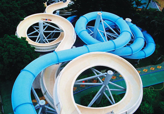 Grandi scivoli acquatici personalizzati / attrezzature di gioco per divertimenti acquatici per famiglie su zattera o corpo