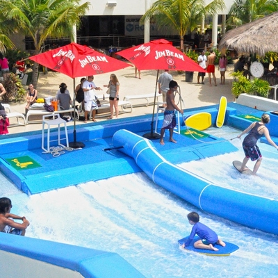 Praticare il surfing artificiale di giro dell'acqua di Flowrider delle attrazioni dell'acqua per due surfisti