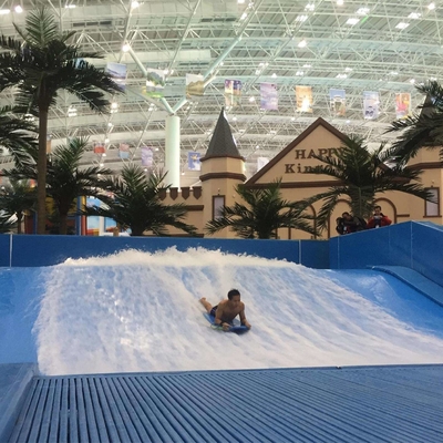 Giro dell'acqua del simulatore della spuma di Flowrider, giro estremo di divertimento di sport per il parco dell'acqua