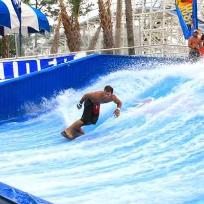 La maggior parte del cavaliere popolare di flusso della vetroresina che pratica il surfing per l'attrezzatura commerciale del campo da giuoco
