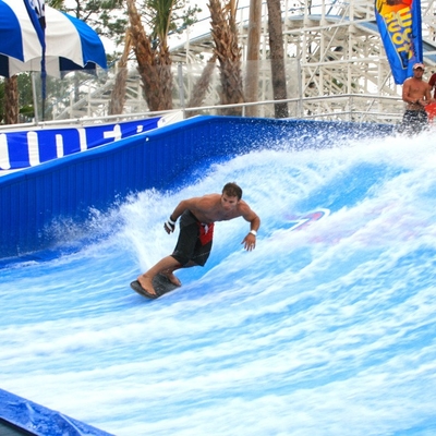 La maggior parte del cavaliere popolare di flusso della vetroresina che pratica il surfing per l'attrezzatura commerciale del campo da giuoco