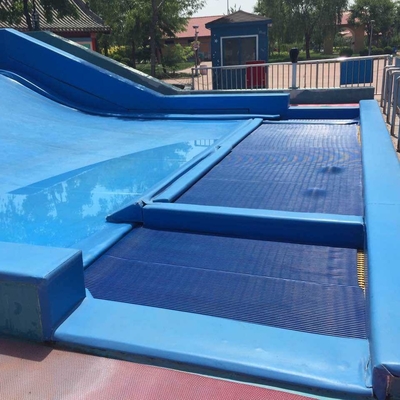 La maggior parte del cavaliere popolare di flusso della vetroresina che pratica il surfing per l'attrezzatura commerciale del campo da giuoco