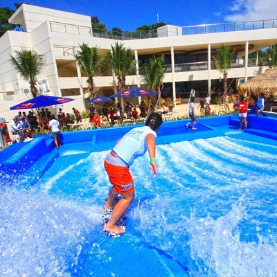 Il giro dell'acqua di Flowrider della novità, due surfisti pratica il surfing il pattino per il parco dell'acqua/su misura