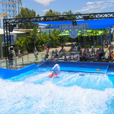 Due attrazioni novelle dell'acqua di giro dell'acqua di Flowrider dei surfisti per alleviato