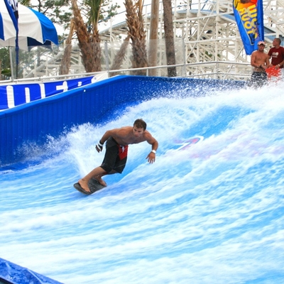 Praticare il surfing artificiale di giro dell'acqua di Flowrider delle attrazioni dell'acqua per due surfisti