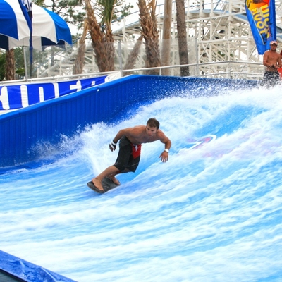 Godendo del giro dell'acqua di Flowrider, il bordo attraente praticante il surfing/acqua di scivolo di Wave parcheggia il divertimento