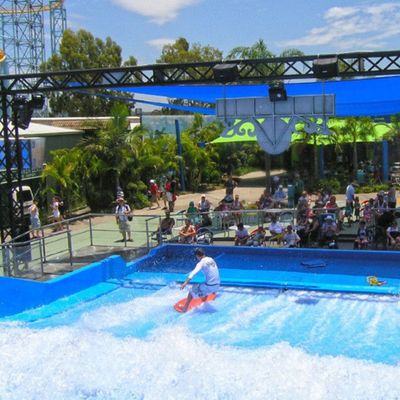 Simulatore di surf OEM Flowrider con pompa dell'acqua da 65kw e PVC morbido e resistente per parchi acquatici 15,3m*9,3m