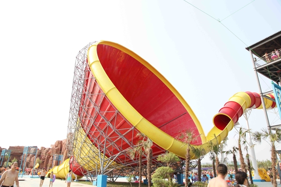 Acquascivolo eccellente di tornado dell'attrezzatura del parco dell'acqua sopra il Waterslide dello stagno di messa a terra