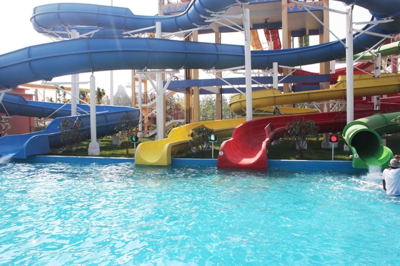 Doppio divertente dei giochi dell'acquascivolo di FPR aperto e acquascivoli freschi vicini per il parco dell'acqua