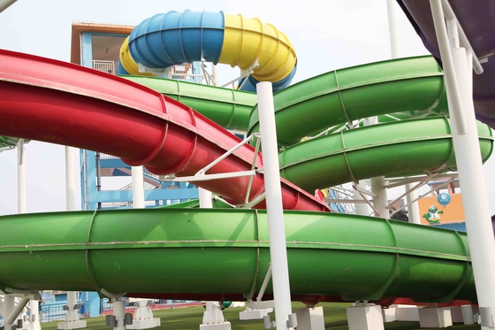 Lo scorrevole a spirale popolare del parco dell'acqua con la pista verticale, parco dell'acqua di FRP fa scorrere per il parco dell'acqua