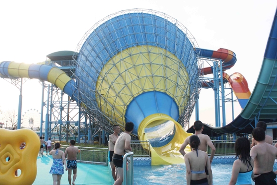 I piccoli acquascivoli della vetroresina per interazione della famiglia in bambini innaffiano il campo da giuoco per il parco dell'acqua