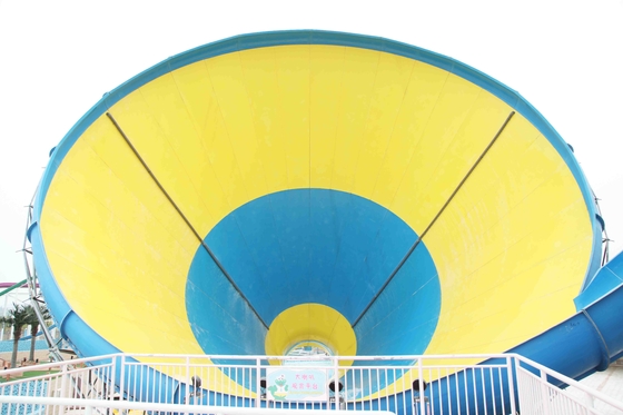 I piccoli acquascivoli della vetroresina per interazione della famiglia in bambini innaffiano il campo da giuoco per il parco dell'acqua