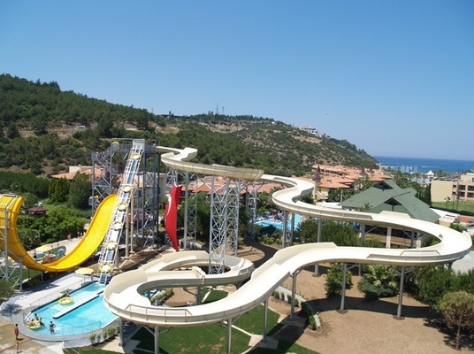 Sopra l'acquascivolo al suolo dello stagno per divertimento interacetive dell'acqua della famiglia in acqua parcheggi