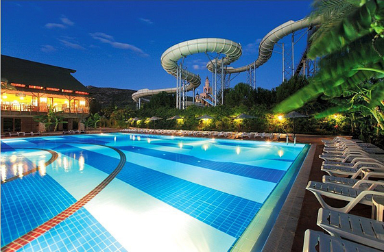 Sopra l'acquascivolo al suolo dello stagno per divertimento interacetive dell'acqua della famiglia in acqua parcheggi