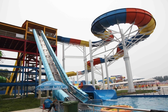 Attrezzatura acquatica del campo da giuoco, grande capacità degli acquascivoli per divertimento della famiglia nel grande parco dell'acqua