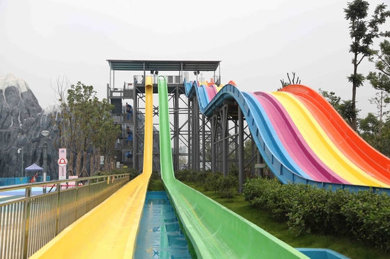 Acquascivolo di plastica adulto ad alta velocità dell'acqua del parco degli acquascivoli su ordinazione generali dell'arcobaleno