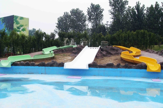 L'ente vicino aperto di stile dell'attrezzatura commerciale del campo da giuoco fa scorrere per i bambini nel parco dell'acqua