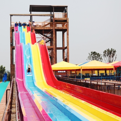 Giri di corsa variopinti del parco dell'acqua, centri di villeggiatura con i parchi dell'acqua per la famiglia