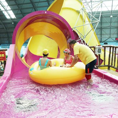 Waterslide dei bambini sopra l'acquascivolo dello stagno di messa a terra per il gioco interattivo dell'acqua della famiglia