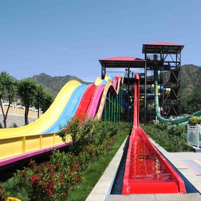 Acquascivoli su ordinazione dell'acqua dell'elemento generale del parco, acquascivolo di plastica adulto ad alta velocità per il parco dell'acqua