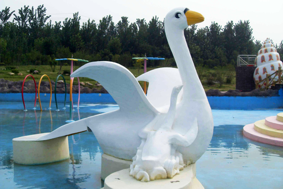Scorrevole divertente del parco dell'acqua della vetroresina con il cigno a forma di per il gioco dell'acqua dei bambini