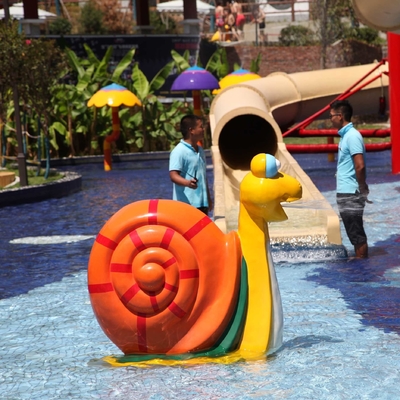 Innaffi la fontana all'aperto dell'attrezzatura del gioco per la località di soggiorno dell'acqua della famiglia
