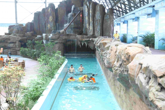 Lo stagno pigro del fiume avvolto bolla per il parco dell'acqua di divertimento si rilassa Entainment