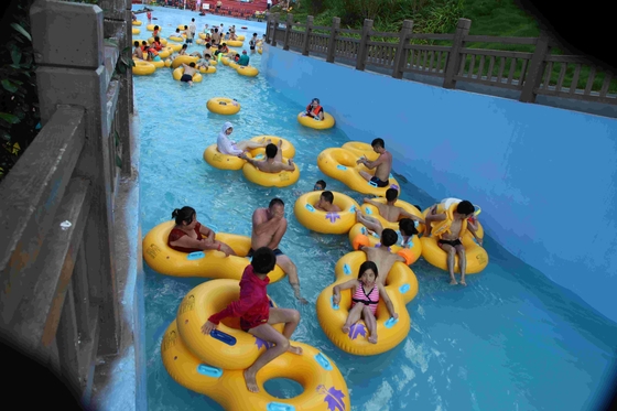 Stagni pigri del fiume del galleggiante del parco a tema dell'acqua per l'adulto ed i bambini nel parco gigante dell'acqua