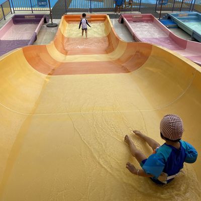Scivolo in fibra di vetro per bambini con supporto in acciaio galvanizzato e altezza personalizzabile per il divertimento in piscina all'aperto