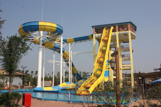 Acquascivoli emozionanti di spirale di combinazione del centro di villeggiatura per la piscina