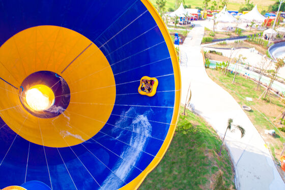 Slide d'acqua tornado personalizzati con costruzione in fibra di vetro, 720 passeggeri all'ora e 14,6 metri di altezza della piattaforma per le attrazioni acquatiche