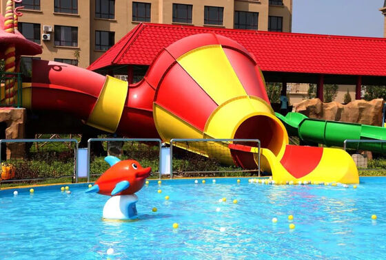 Scivolo acquatico Tornado compatto con doppio gonfiabile e gelcoat resistente ai raggi UV per divertimento in famiglia