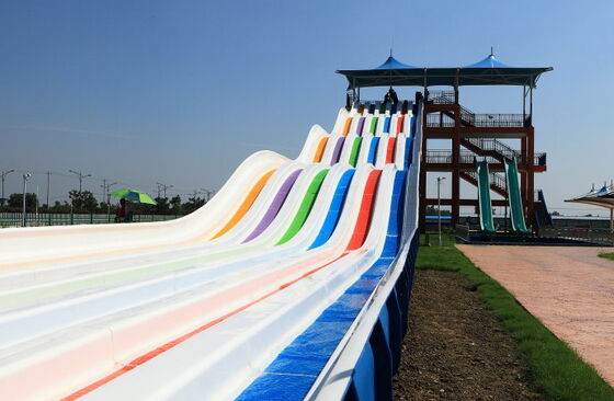 Scivolo acquatico arcobaleno a più corsie per parco acquatico | Scivolo da corsa con tappetino a 4 corsie | Produttore di scivoli arcobaleno in fibra di vetro dal 1994