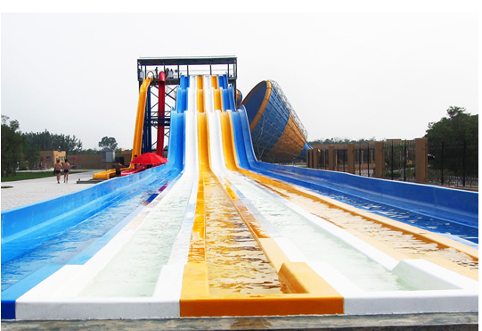 Scivolo acquatico arcobaleno a più corsie per parco acquatico | Scivolo da corsa con tappetino a 4 corsie | Produttore di scivoli arcobaleno in fibra di vetro dal 1994
