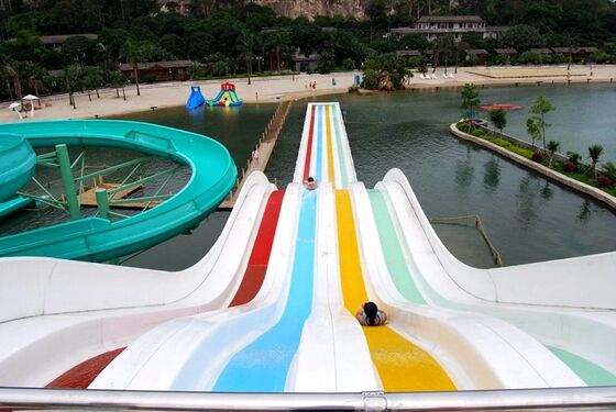 Scivolo acquatico arcobaleno a più corsie per parco acquatico | Scivolo da corsa con tappetino a 4 corsie | Produttore di scivoli arcobaleno in fibra di vetro dal 1994