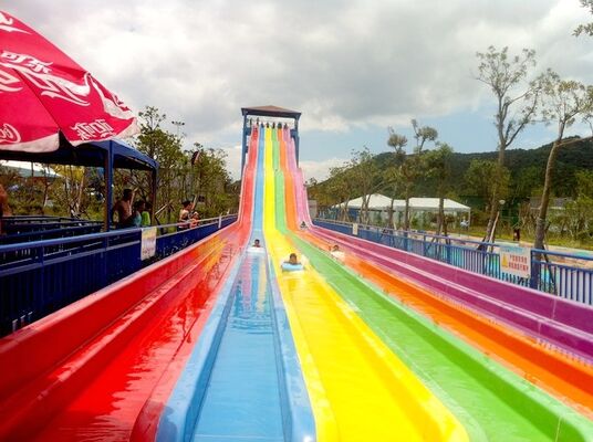 Scivolo acquatico arcobaleno a più corsie per parco acquatico | Scivolo da corsa con tappetino a 4 corsie | Produttore di scivoli arcobaleno in fibra di vetro dal 1994