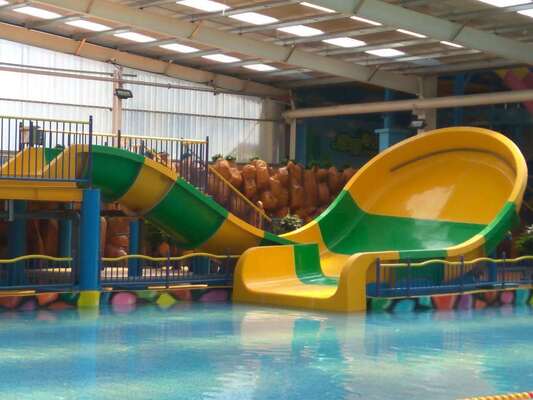 Scivolo d'acqua U-Turn per bambini con ingombro ridotto e doppio gonfiabile per il divertimento in famiglia | Struttura in acciaio zincato a caldo