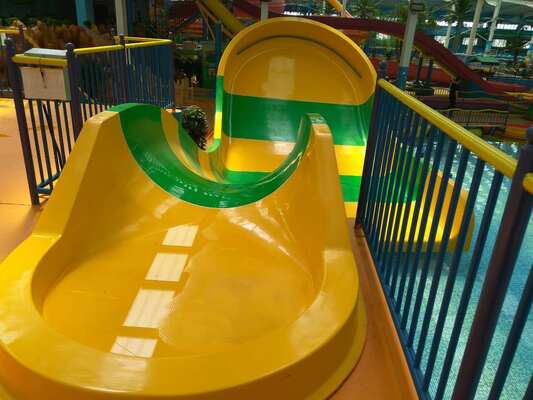 Scivolo d'acqua U-Turn per bambini con ingombro ridotto e doppio gonfiabile per il divertimento in famiglia | Struttura in acciaio zincato a caldo