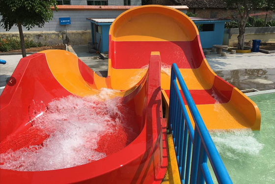 Scivolo d'acqua U-Turn per bambini con ingombro ridotto e doppio gonfiabile per il divertimento in famiglia | Struttura in acciaio zincato a caldo