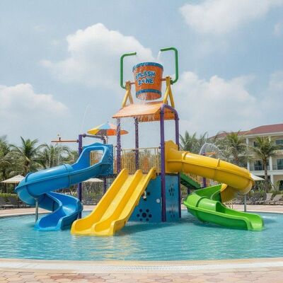 Parco acquatico per bambini in fibra di vetro con 3 scivoli, piattaforma e secchio ribaltabile per il divertimento acquatico dei bambini