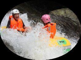 Corsa delle Rapide di Montagna con Struttura in Acciaio Zincato a Caldo e Scivolo in Fibra di Vetro per Deriva Tematica Fluviale di Montagna