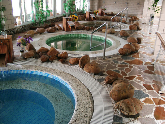 Equipaggiamento idroterapeutico SPA resistente alla corrosione con struttura in acciaio galvanizzato a caldo e sistema di controllo intelligente