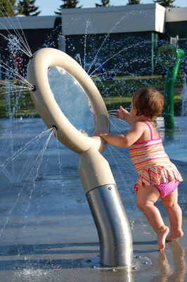 Attrezzatura per giochi d'acqua per bambini con struttura in acciaio zincato a caldo, scivolo in fibra di vetro resistente alla corrosione e design di sicurezza con acqua bassa