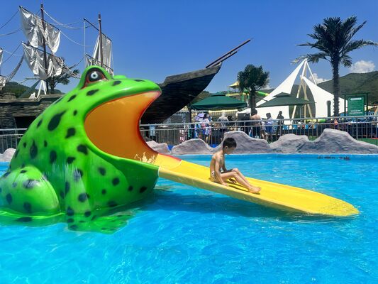 Children's Water Play Equipment with Hot-Dip Galvanized Steel Structure, Corrosion-Resistant Fiberglass Flume, and Shallow Water Safety Design