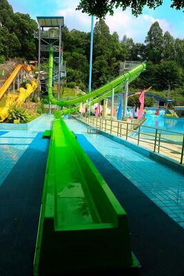 Loop Water Slide con altezza della piattaforma di 16 metri, capacità di 120 persone e struttura in acciaio galvanizzato a caldo