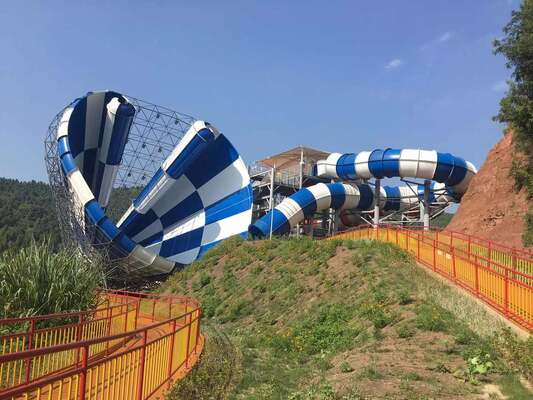 Scivolo d'acqua in fibra di vetro Abyss Slide AB-01 con zattera a quadrifoglio per 4 persone e corpo a corno di diametro 18m da piattaforma di 15m
