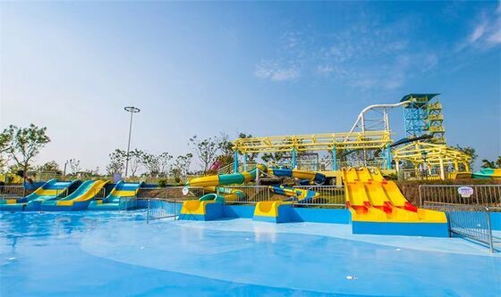 Gruppo di scivoli per bambini - scivoli d'acqua in fibra di vetro a più corsie con piattaforma bassa e gradini antiscivolo per un gioco sicuro