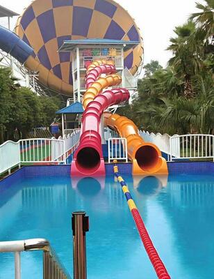 Scivolo con drago, altezza piattaforma 9m, 2 tubi paralleli, lunghezza 50m, scivolo acquatico tubolare chiuso in fibra di vetro