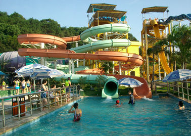 Attrezzatura di Waterpark, vetroresina aperta/scorrevole a spirale vicino, altezza su ordinazione degli acquascivoli 11m